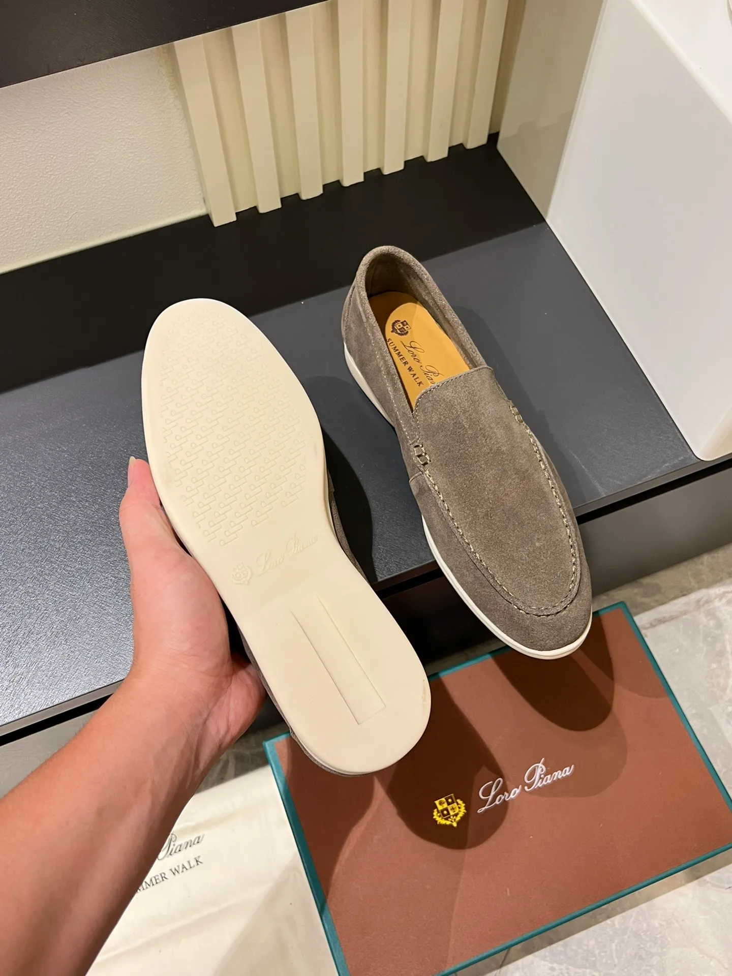 Men's shoes 💰p360 "Loro men's shoes 💰pian'*" Classic L men's shoes for couples 💰p Top version British flat loafers, a must-have item in old money style, the minimalist design is eye-catching and durable, a plus point for dressing The soft foot feel and texture are outstanding. They don’t scratch your feet and are very nice. They are matched with soft and waxy soles. They can be worn daily for a long time without getting tired. They are easy to wear, versatile and classic items, with perfect foot feel and texture! Imported cashmere fabric, the lining is made of imported A-grade water-dyed cow lining, the top version of the genuine leather midsole is sewn with pure handmade mark thread! Size: Female 35-40 (34. Customized) Male 38-44 (45.46. Customized)
